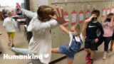 Teacher welcomes students to class in awesome way | Humankind